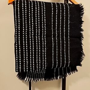 Oak and fort black and white scarf